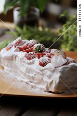 米粉を使ったイチゴクリームの手作りロールケーキ 米粉を使ったイチゴクリームの手作りロールケーキ 113144180
