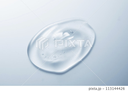 液体　ローション　化粧品　水滴 113144426