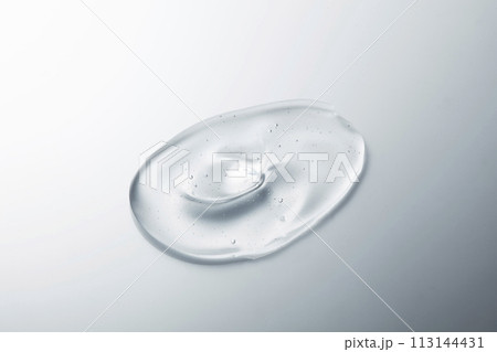 液体　ローション　化粧品　水滴 113144431