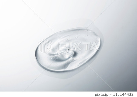 液体　ローション　化粧品　水滴 113144432