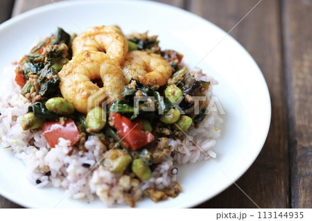 十五穀ご飯の野菜たっぷりドライカレー　海老トッピングカレー 113144935