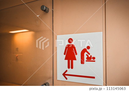 建物の廊下に標示された女性用トイレの案内板 113145063