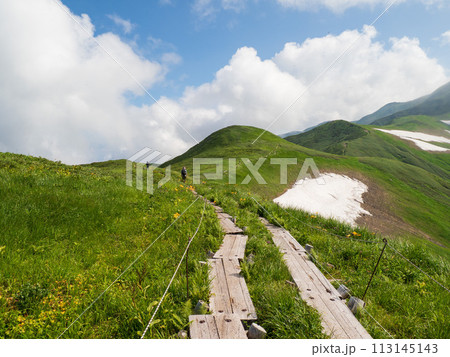 残雪の残る月山登山道 113145143
