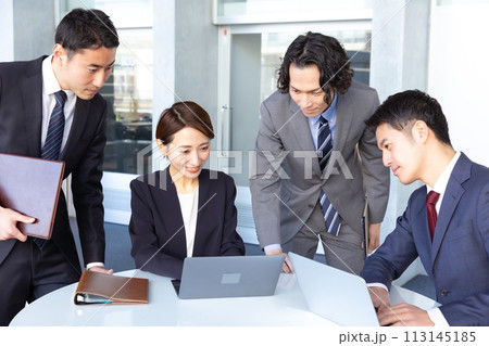 ビジネス　チームワーク　ミーティング 113145185