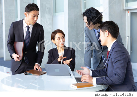 ビジネス　チームワーク　ミーティング 113145188