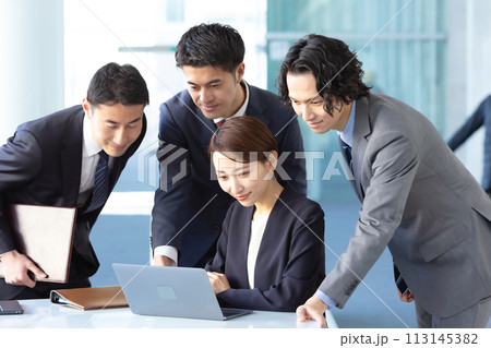 ビジネス　チームワーク　ミーティング 113145382