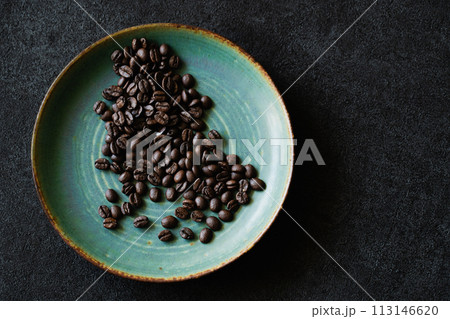 皿に乗ったコーヒー豆 113146620
