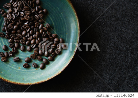 皿に乗ったコーヒー豆 皿に乗ったコーヒー豆 113146624