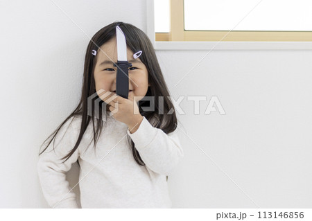 オモチャの手品用ナイフを持った笑顔の女の子(3歳、日本人) オモチャの手品用ナイフを持った笑顔の女の子(3歳、日本人) 113146856