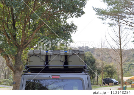 四輪駆動車の屋根に積み込んだカーゴボックス 四輪駆動車の屋根に積み込んだカーゴボックス 113148284