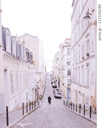 モンマルトルの坂と街並み 113148289
