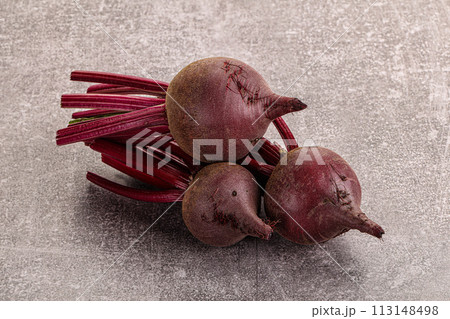 Young raw beetroot heap isolated Young raw beetroot heap isolated 113148498