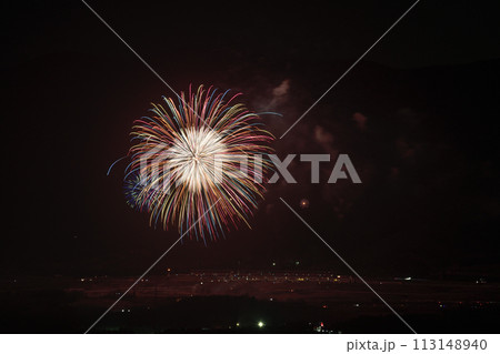 初夏の夜空を彩る花火 初夏の夜空を彩る花火 113148940