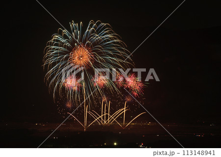 初夏の夜空を彩る花火 113148941