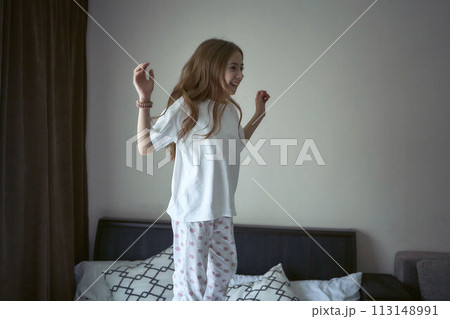 girl jump on a bed 113148991