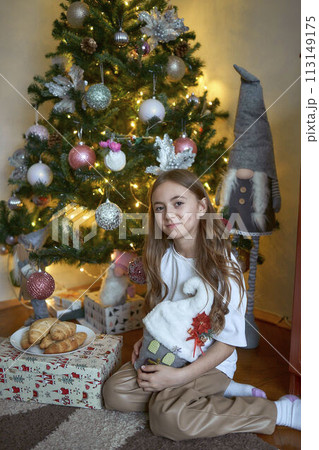 Family celebrate new year eve at home 113149175