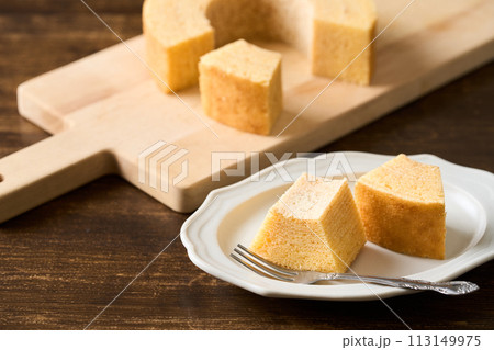 切り分けたバウムクーヘン 113149975