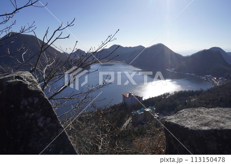 群馬県 榛名山 掃部ケ岳登山の途中にある硯岩からの眺める榛名湖 2024年1月6日 群馬県 榛名山 掃部ケ岳登山の途中にある硯岩からの眺める榛名湖 2024年1月6日 113150478