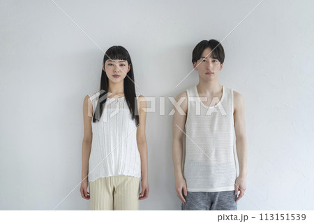 カメラ目線の若い男女 カメラ目線の若い男女 113151539