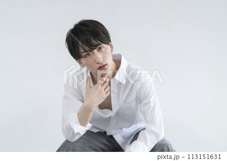 メイクをしたカメラ目線の20代の男性 メンズメイク・ビューティーイメージ ポートレート メイクをしたカメラ目線の20代の男性 メンズメイク・ビューティーイメージ ポートレート 113151631