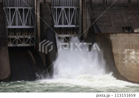 ダムの放流 113151659