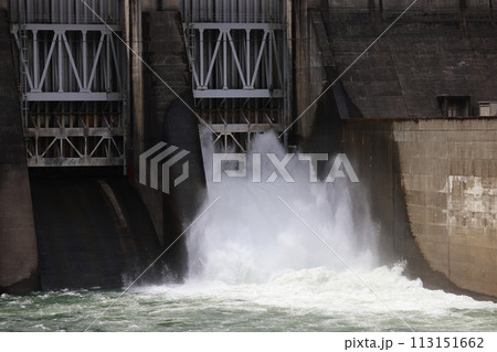 ダムの放流 ダムの放流 113151662