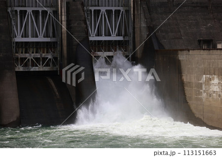 ダムの放流 ダムの放流 113151663