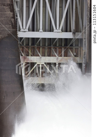 ダムの放流 113151684