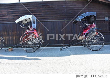 日本の春 岐阜県の高山市 古民家の前に停車する2台の人力車 美しい車体と古い日本家屋 日本の春 岐阜県の高山市 古民家の前に停車する2台の人力車 美しい車体と古い日本家屋 113152627