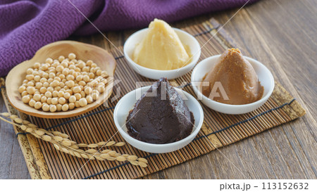 赤味噌や白味噌など様々な種類の味噌のイメージ|原材料の大豆と米(稲穂) 赤味噌や白味噌など様々な種類の味噌のイメージ|原材料の大豆と米(稲穂) 113152632