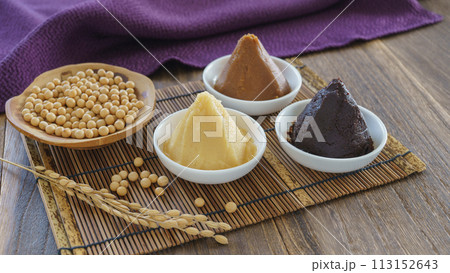 赤味噌や白味噌など様々な種類の味噌のイメージ｜原材料の大豆と米(稲穂) 113152643