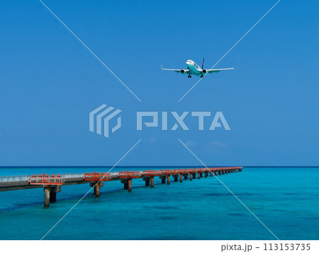 エメラルドグリーンの下地島空港17ENDにて、着陸中の航空機 エメラルドグリーンの下地島空港17ENDにて、着陸中の航空機 113153735