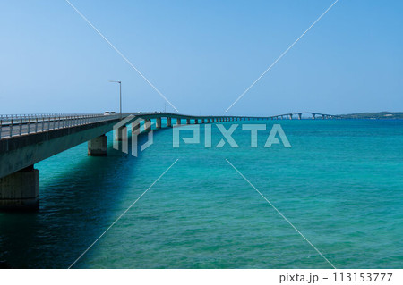 エメラルドグリーンの海にかかる伊良部大橋 113153777