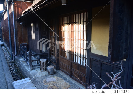 日本の春　岐阜県の高山市の古い町並み　歴史を感じさせる古民家　緻密な造りの日本家屋 113154320