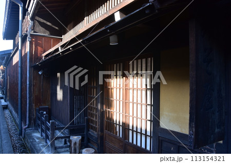 日本の春　岐阜県の高山市の古い町並み　歴史を感じさせる古民家　緻密な造りの日本家屋 113154321