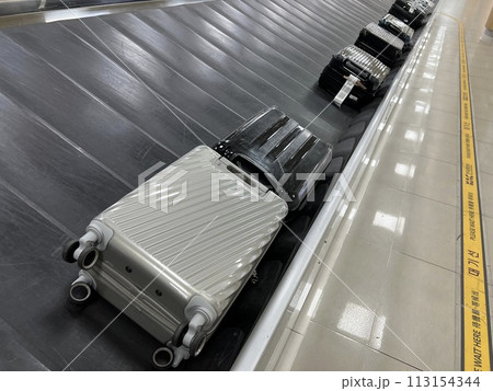 空港の預け荷物受け取り場所 113154344