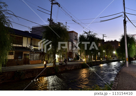 京都・白川の夜景 113154410
