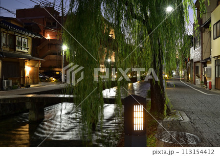 京都・白川の梅宮橋の夜景 京都・白川の梅宮橋の夜景 113154412