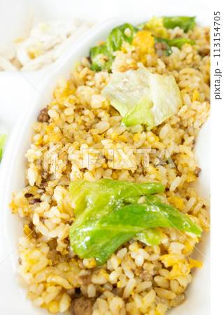 おいしいテイクアウトのレタスチャーハン弁当 おいしいテイクアウトのレタスチャーハン弁当 113154705