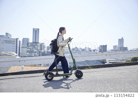 電動キックボードで移動をする日本人女性 113154822