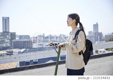 電動キックボードで移動をする日本人女性 電動キックボードで移動をする日本人女性 113154832