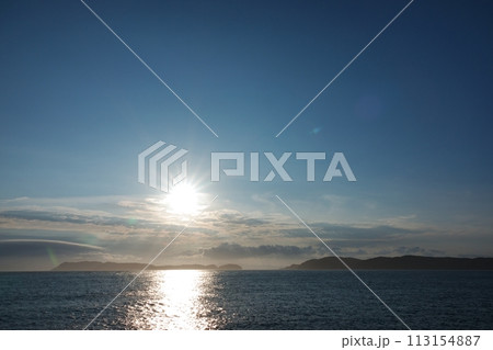 夕空と夕陽が反射する海・初夏・広角・空主体・230723pm 夕空と夕陽が反射する海・初夏・広角・空主体・230723pm 113154887