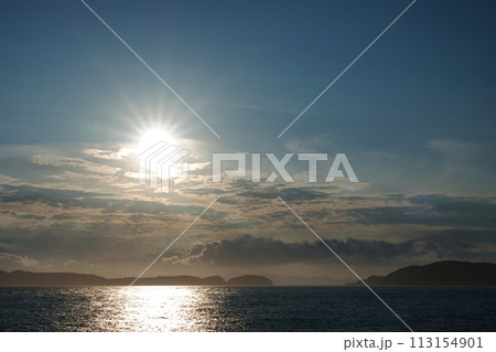 夕空と夕陽が反射する海・初夏・広角・空主体・230723pm 夕空と夕陽が反射する海・初夏・広角・空主体・230723pm 113154901
