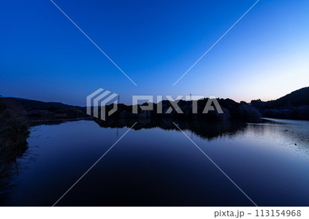 春3月 布目ダム湖の日没から星空まで 日没後星が瞬く前の青一色に染まった空と湖面② 春3月 布目ダム湖の日没から星空まで 日没後星が瞬く前の青一色に染まった空と湖面② 113154968