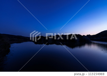 春3月　布目ダム湖の日没から星空まで　日没後星が瞬く前の青一色に染まった空と湖面③ 113154969