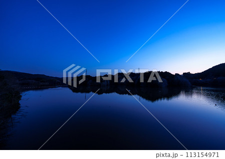 春3月　布目ダム湖の日没から星空まで　日没後星が瞬く前の青一色に染まった空と湖面④ 113154971