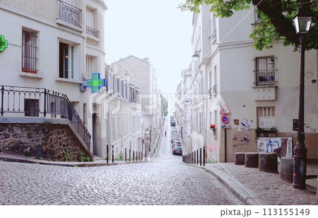 坂のあるモンマルトルの風景 113155149