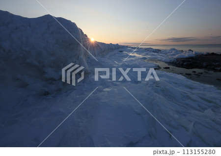 北海道イクシナ海岸流氷魂に降りる陽 北海道イクシナ海岸流氷魂に降りる陽 113155280