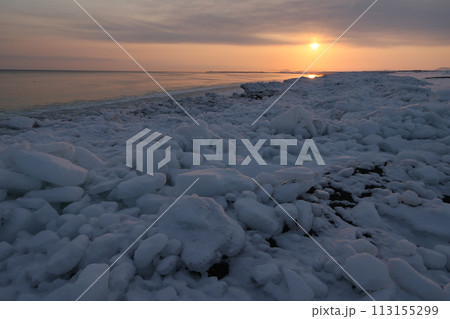 北海道佐呂間海岸流氷と朝日 北海道佐呂間海岸流氷と朝日 113155299