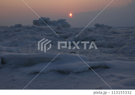 北海道ウトロ海岸流氷山脈に入り陽 北海道ウトロ海岸流氷山脈に入り陽 113155332